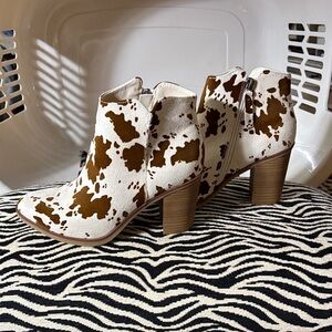 NWOT Altar’D State Cow Print Ankle Boots zip up 7 cream/brown